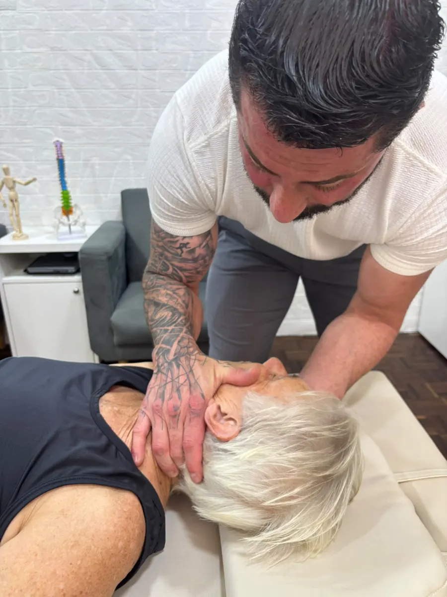 Prof. Luiz demonstrando técnica cervical